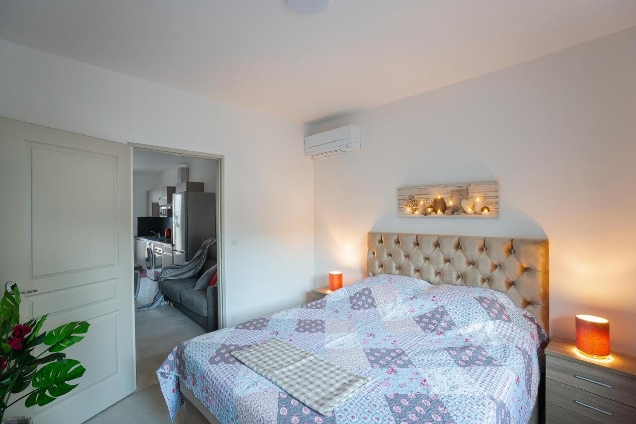 Superbe Appartement A 2 Pas Des Halles, Climatise, Terrasse, Garage Нарбонна Экстерьер фото